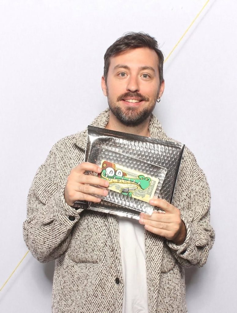 Stéphane Ribeiro portant l'œuvre de Monkiz avec We Art 51.