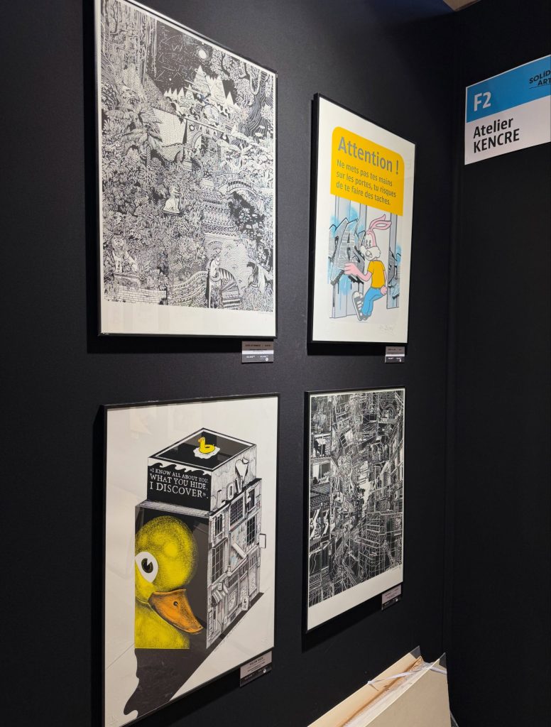 Le stand de l'atelier Kencre au salon Solid'Art, avec notamment la sérigraphie de Nasty représentant le lapin Serge de la RATP.