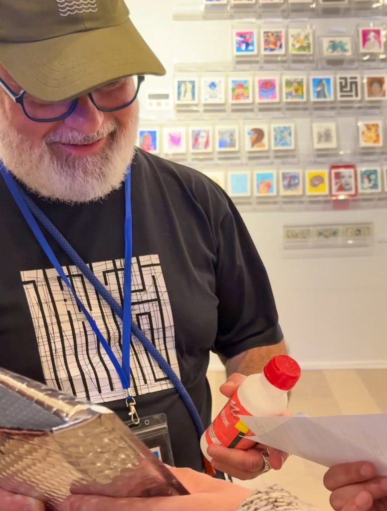 Olivier, le fondateur de We Art 51 sur son stand qui remet l'œuvre de Monkiz.